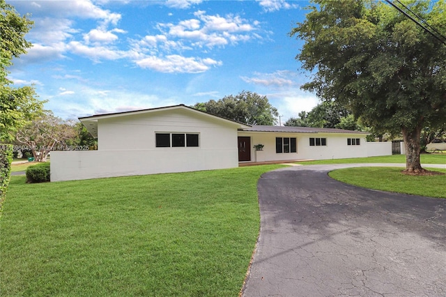 single story home with a front yard