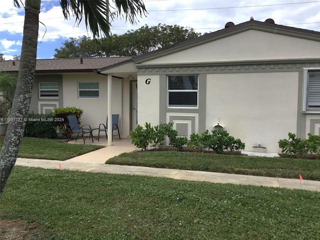 view of front of house featuring a front yard