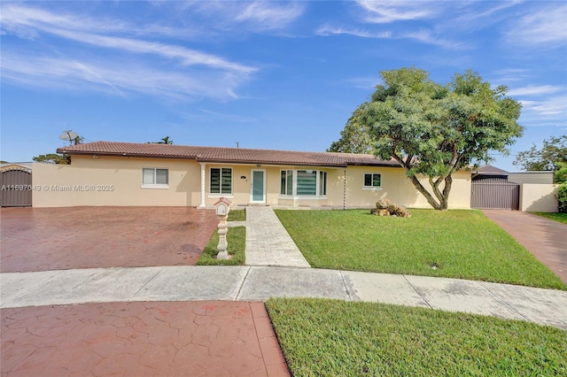 single story home with a front lawn