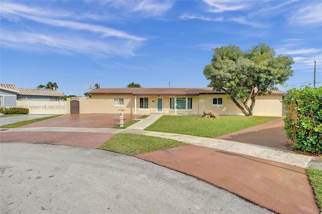 view of front of home featuring a front lawn