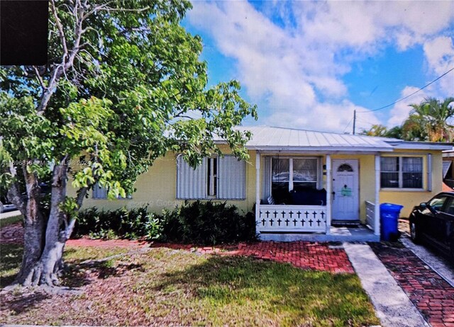 view of front of property with a front yard