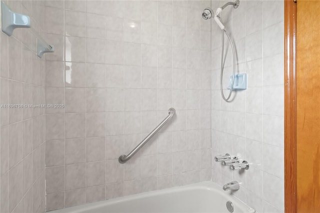 bathroom featuring tiled shower / bath combo