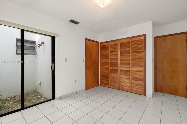 unfurnished bedroom with a textured ceiling and a closet