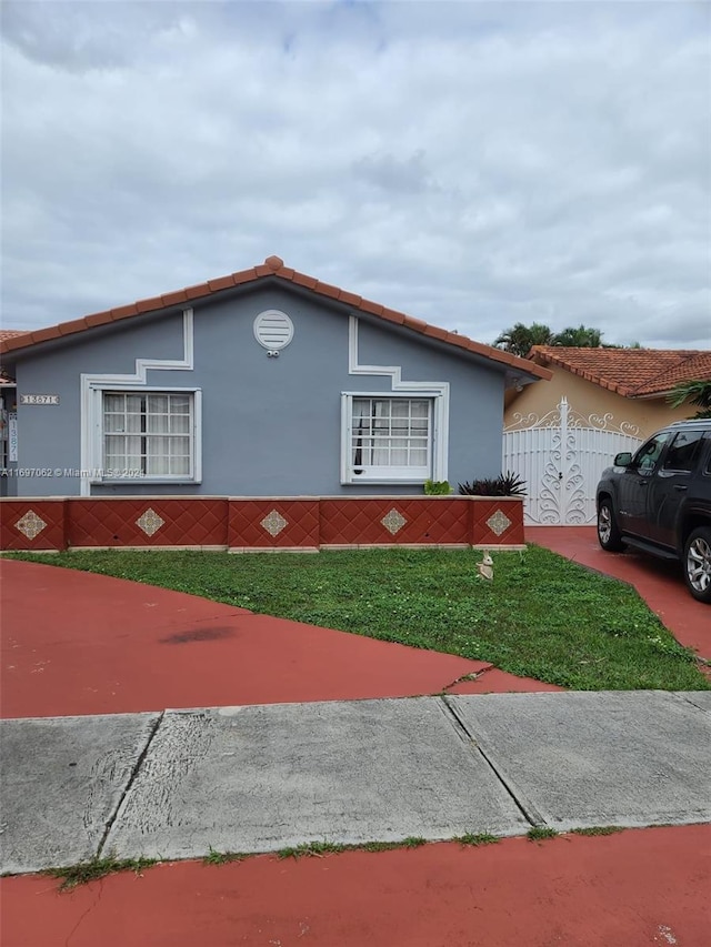 view of side of property featuring a lawn