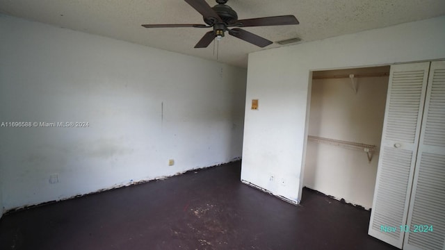 unfurnished bedroom featuring ceiling fan and a closet