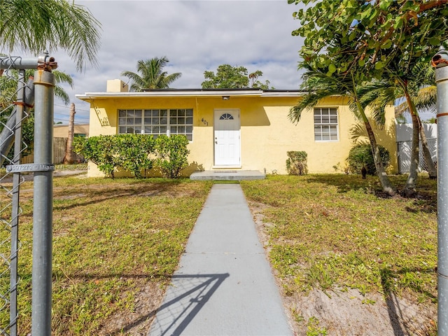 view of front facade featuring a front yard