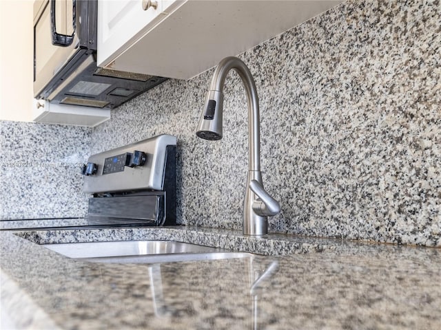 interior details featuring tasteful backsplash