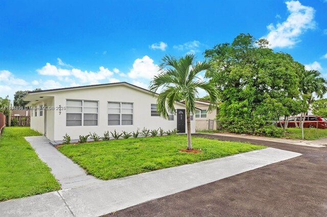 view of front of home featuring a front yard