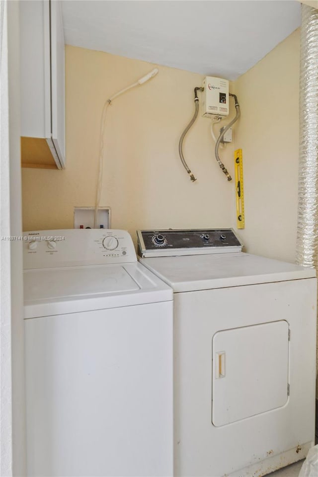 laundry area featuring cabinets and independent washer and dryer