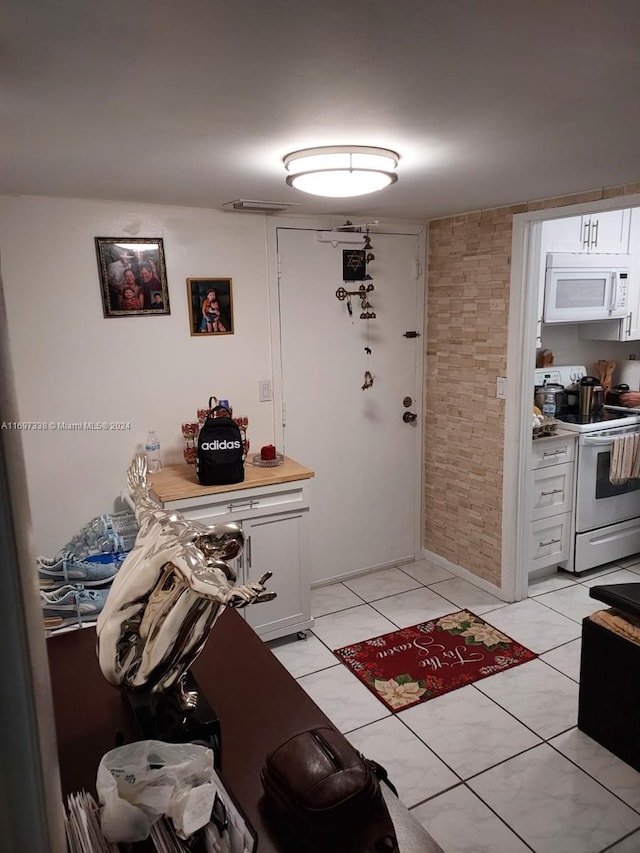 entryway featuring light tile patterned floors