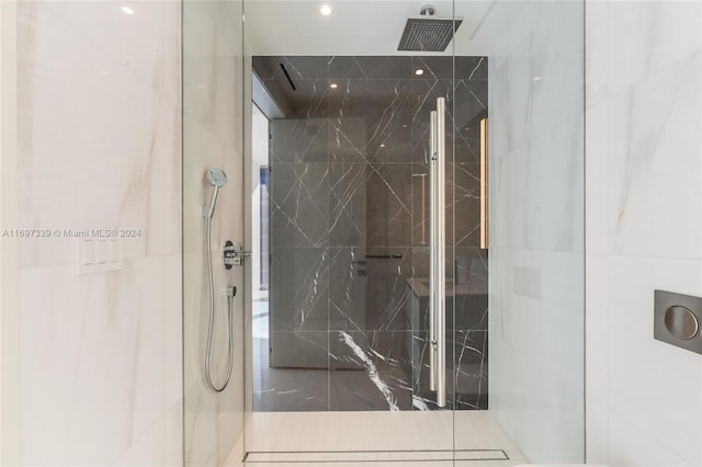 bathroom featuring a tile shower