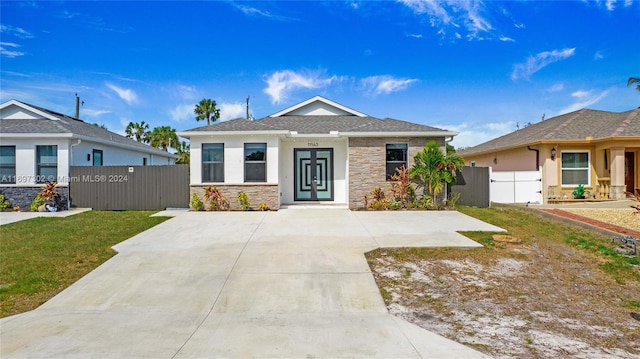 view of front of home featuring a front yard