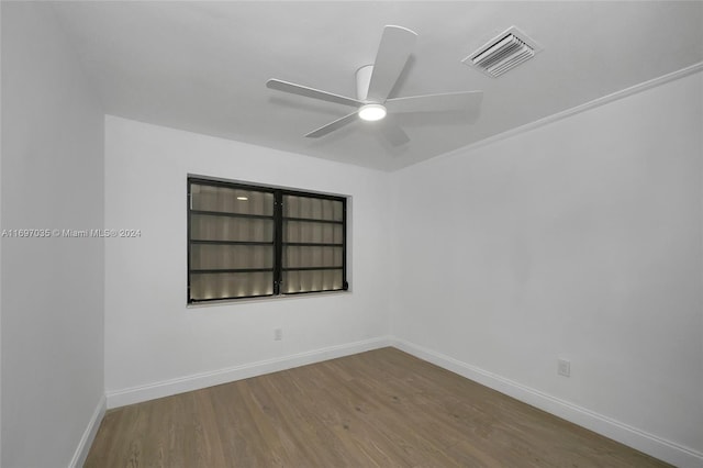 unfurnished room with wood-type flooring and ceiling fan