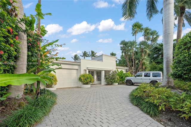 view of front facade featuring a garage