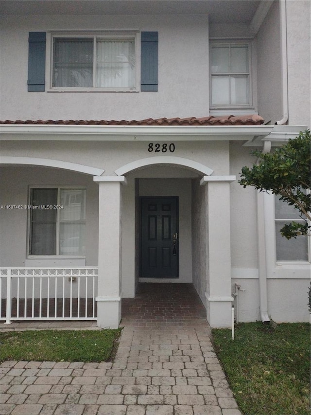 entrance to property featuring a porch