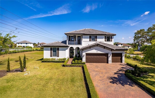 view of front of home featuring a front lawn