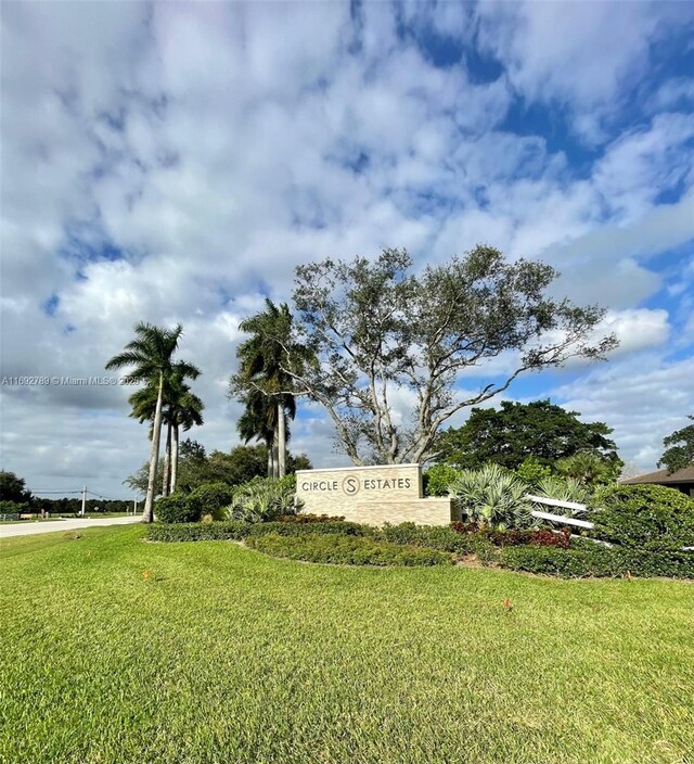 community sign featuring a lawn