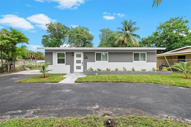 single story home featuring a front yard