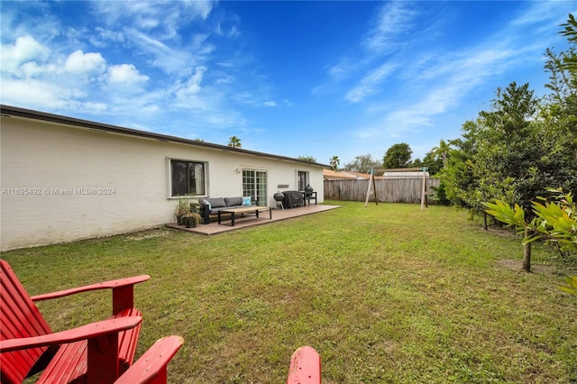 view of yard featuring a patio