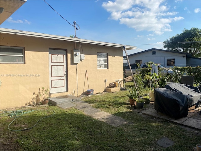 rear view of house featuring a lawn