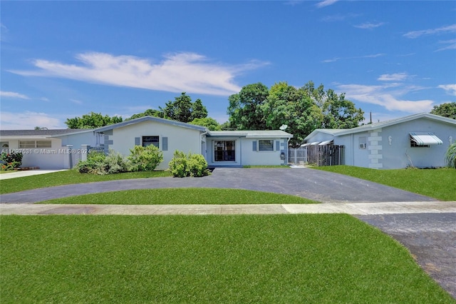 ranch-style house featuring a front yard