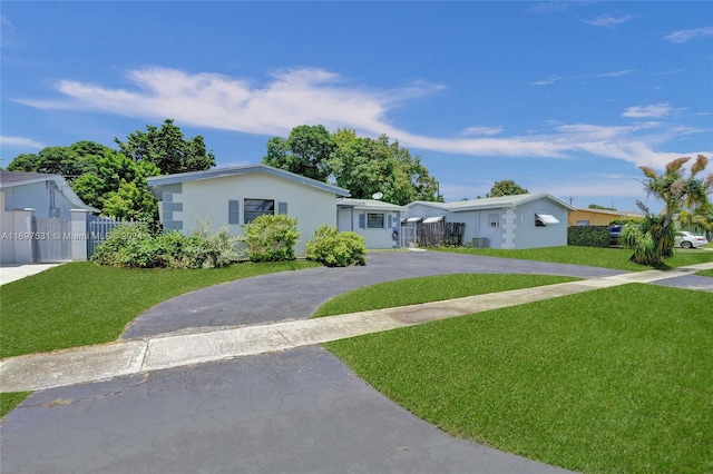 ranch-style home featuring a front lawn