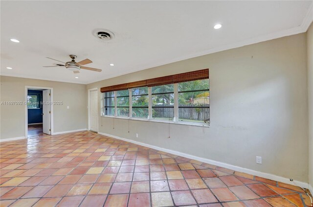 empty room featuring light tile patterned floors, ornamental molding, and ceiling fan