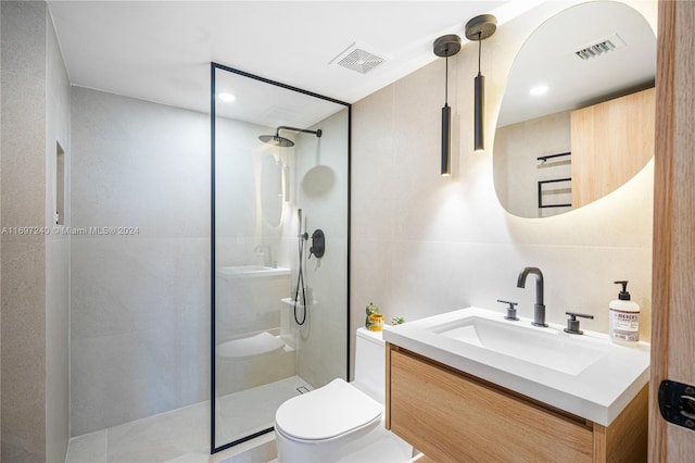 bathroom featuring tiled shower, vanity, toilet, and backsplash