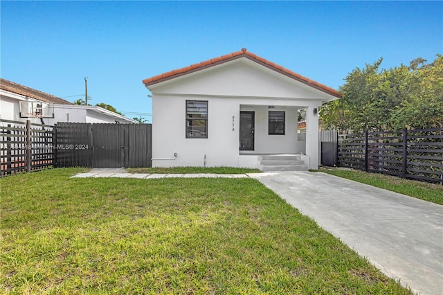 view of front of property featuring a front lawn