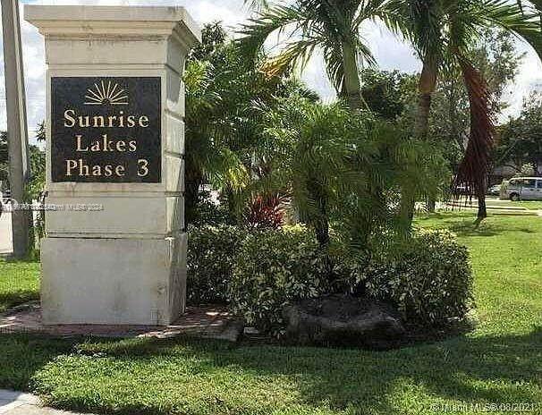 community sign with a yard