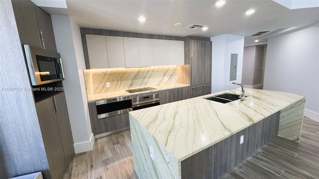 801 S Miami Ave Unit 3205/04, Miami, FL 33130 - kitchen with modern cabinets, a sink, tasteful backsplash, and oven