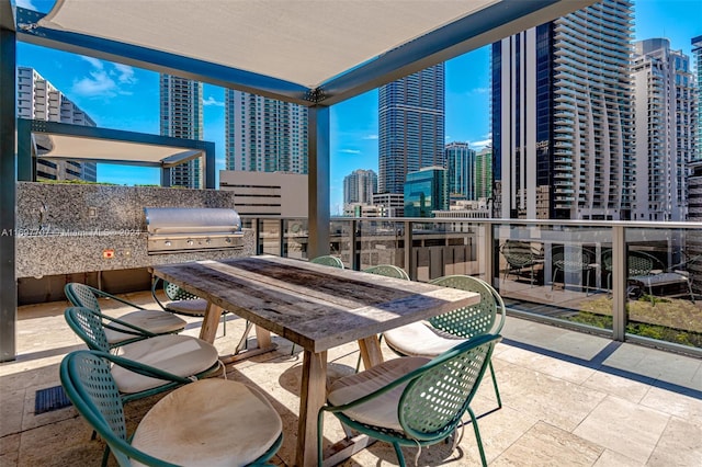 balcony featuring an outdoor kitchen and area for grilling