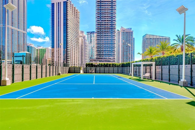 801 S Miami Ave Unit 3205/04, Miami, FL 33130 - view of sport court featuring community basketball court, fence, and a city view