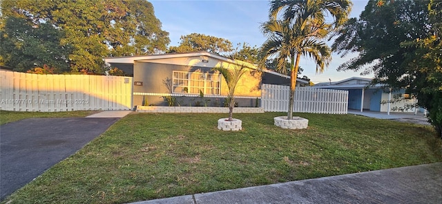 view of front facade featuring a fenced front yard and a front yard