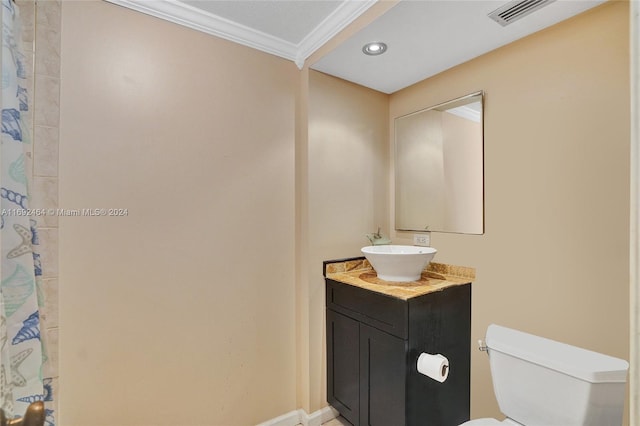 bathroom with curtained shower, crown molding, vanity, and toilet