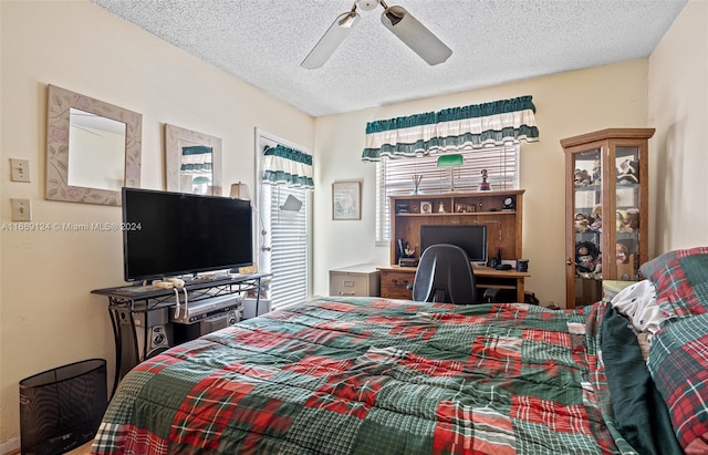 bedroom featuring ceiling fan and a textured ceiling