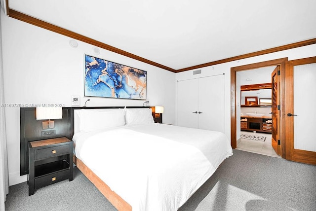 bedroom featuring crown molding, a closet, and carpet