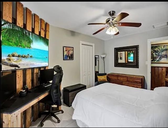 bedroom featuring ceiling fan