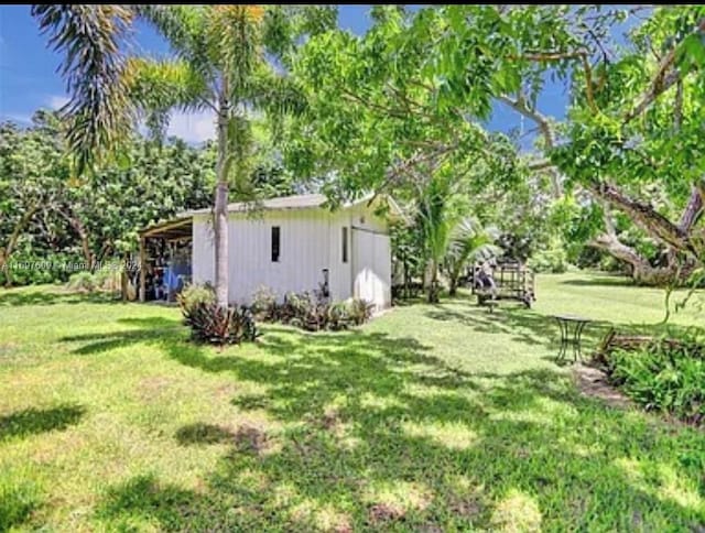 view of yard with an outbuilding