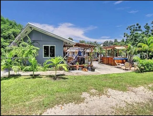 view of yard featuring a patio