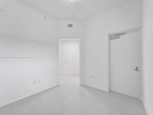 empty room featuring light tile patterned flooring