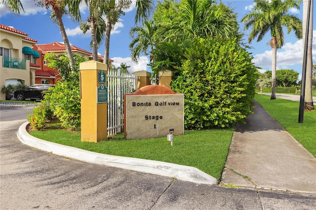 community / neighborhood sign featuring a yard