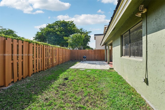 view of yard with a patio area