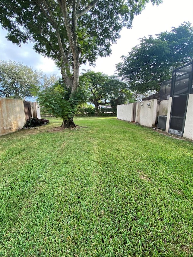 view of yard featuring a lanai