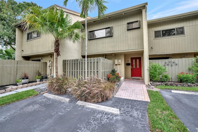 93 NE 17th Ct Unit 93, Fort Lauderdale, FL 33305 - multi unit property featuring a fenced front yard