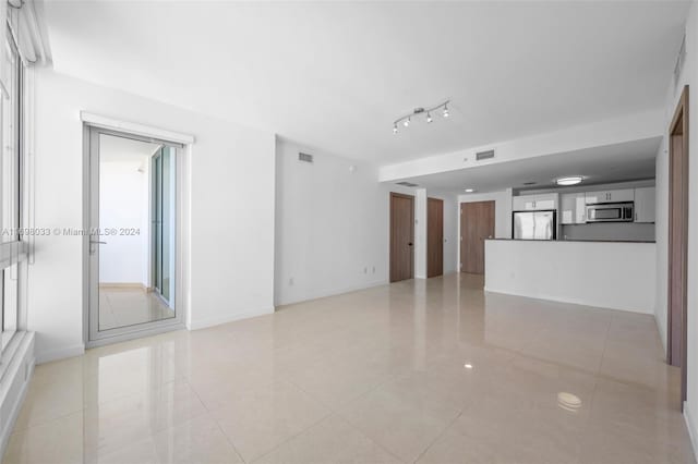 empty room featuring light tile patterned flooring