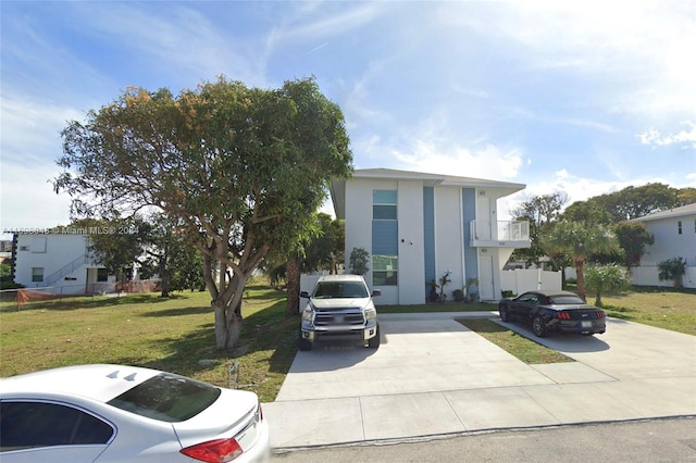 view of front of property featuring a front yard