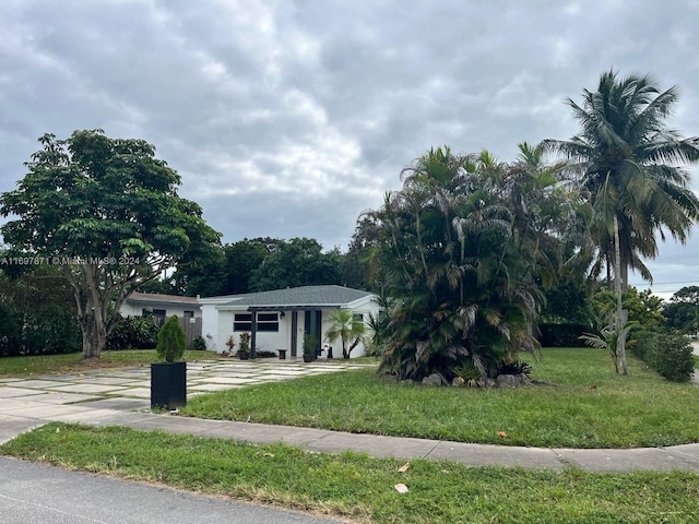 view of front of home featuring a front lawn