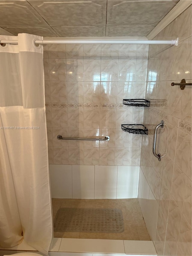 bathroom featuring a shower with curtain and ornamental molding