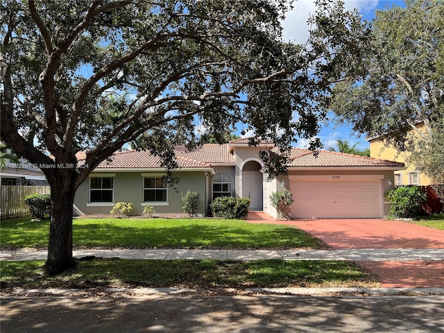 view of front of home featuring a front yard and a garage